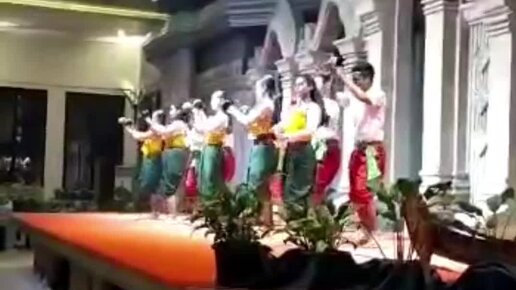 Танец с кокосами. Камбоджа.