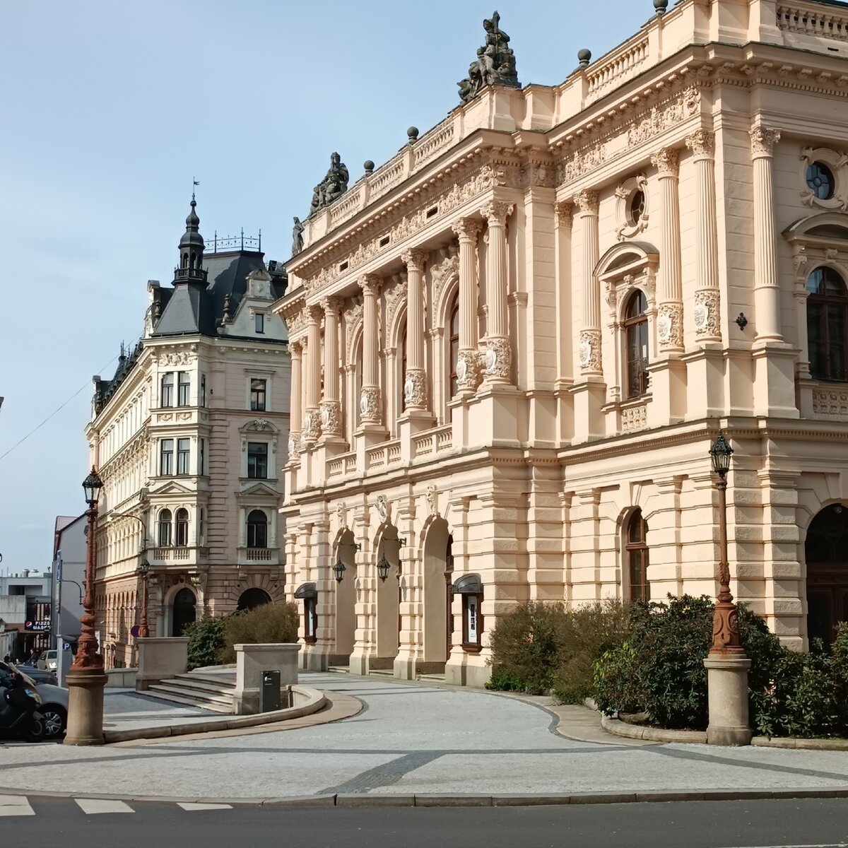 Близко к центру