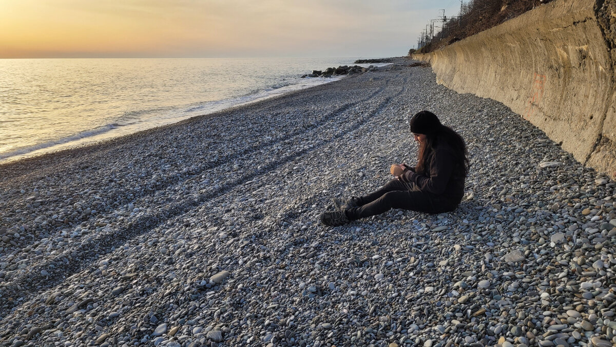 Марко на пляже нашел необычный камень, рассматривает