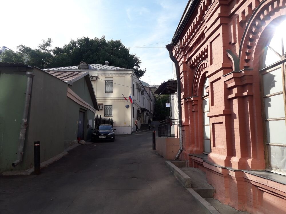 Проходим во двор