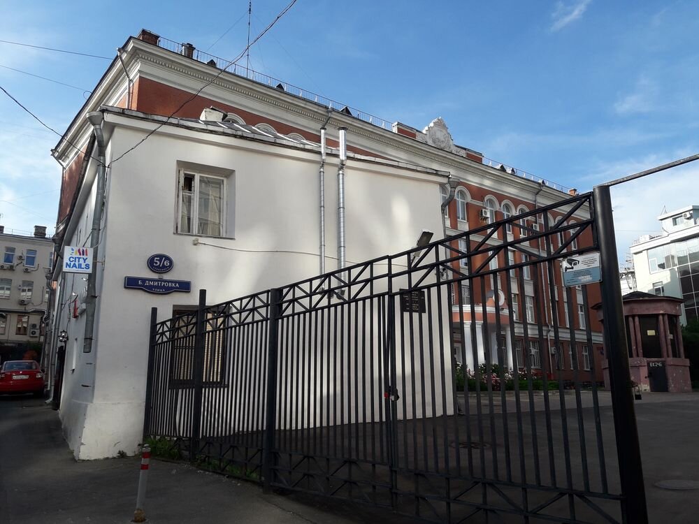 Школа №179. Справа от нее — вентиляционный киоск