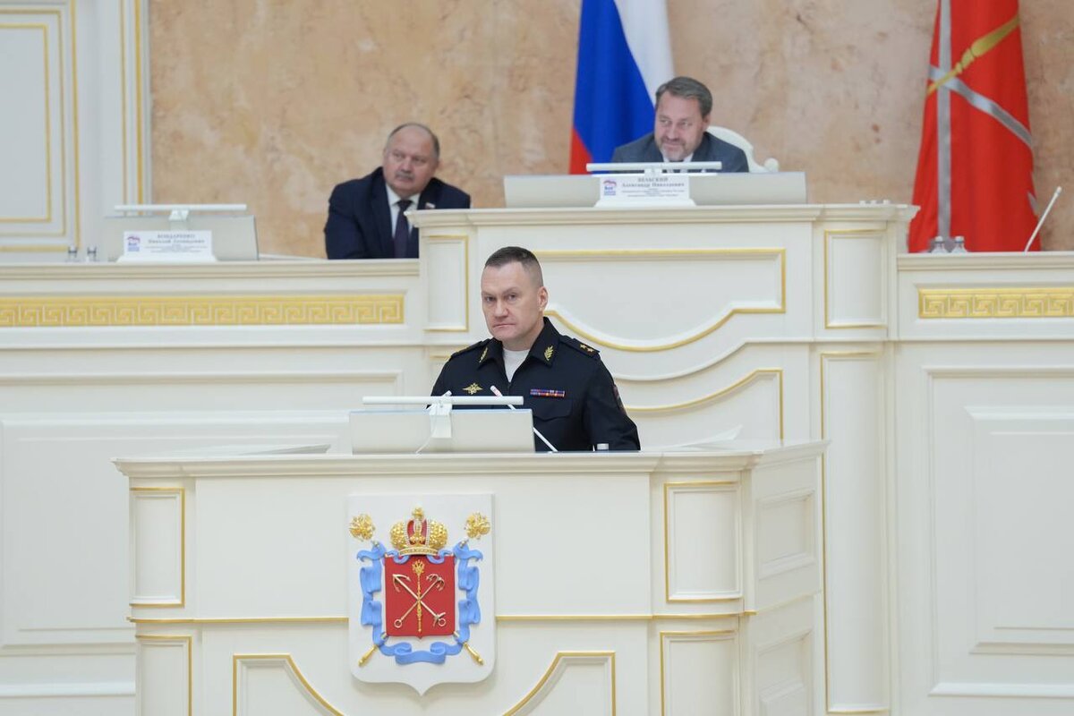 Глава регионального ГУ МВД по Санкт-Петербургу и Ленинградской области Роман Плугин в Законодательном Собрании Санкт-Петербурга. Фото: пресс-служба ЗакСобрания