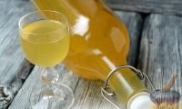 Настойка на водке, с медом и лимоном, очень легко готовится, рецепт медовухи прост. Всего за неделю вы получите приятный, ароматный алкогольный напиток, который легко пьется. Медовая настойка (медовуха на водке) сохраняет в себе полезность меда и лимона, ведь термически не обрабатывается. Вот рецепт медовухи в домашних условиях