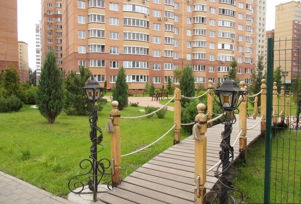 Хороший монолитный дом, ухоженная территория вокруг доме (правда только там, где нет строительства рядом новых корпусов ЖК)
