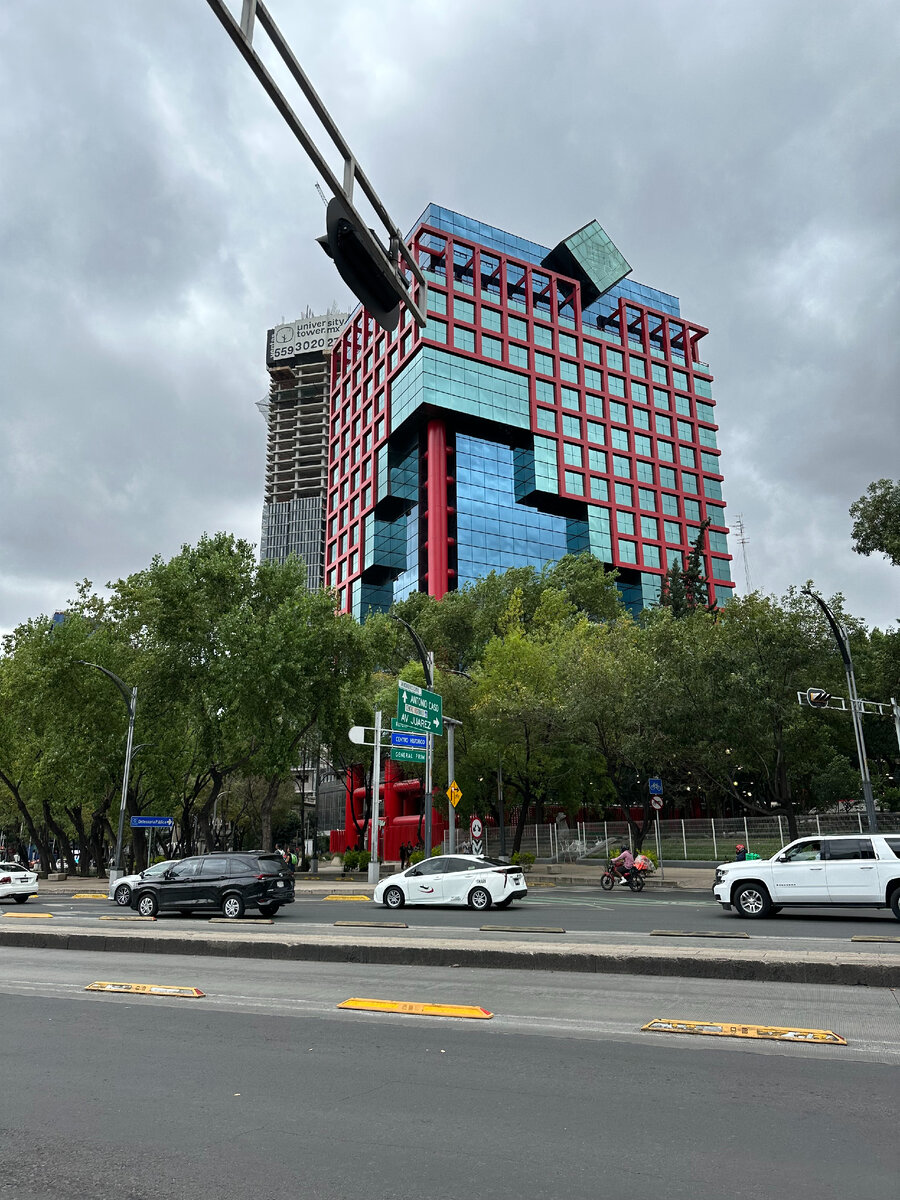 Это, конечно, никакой не жилой дом, а офисное здание на проспекте Реформы - главной улице Мехико