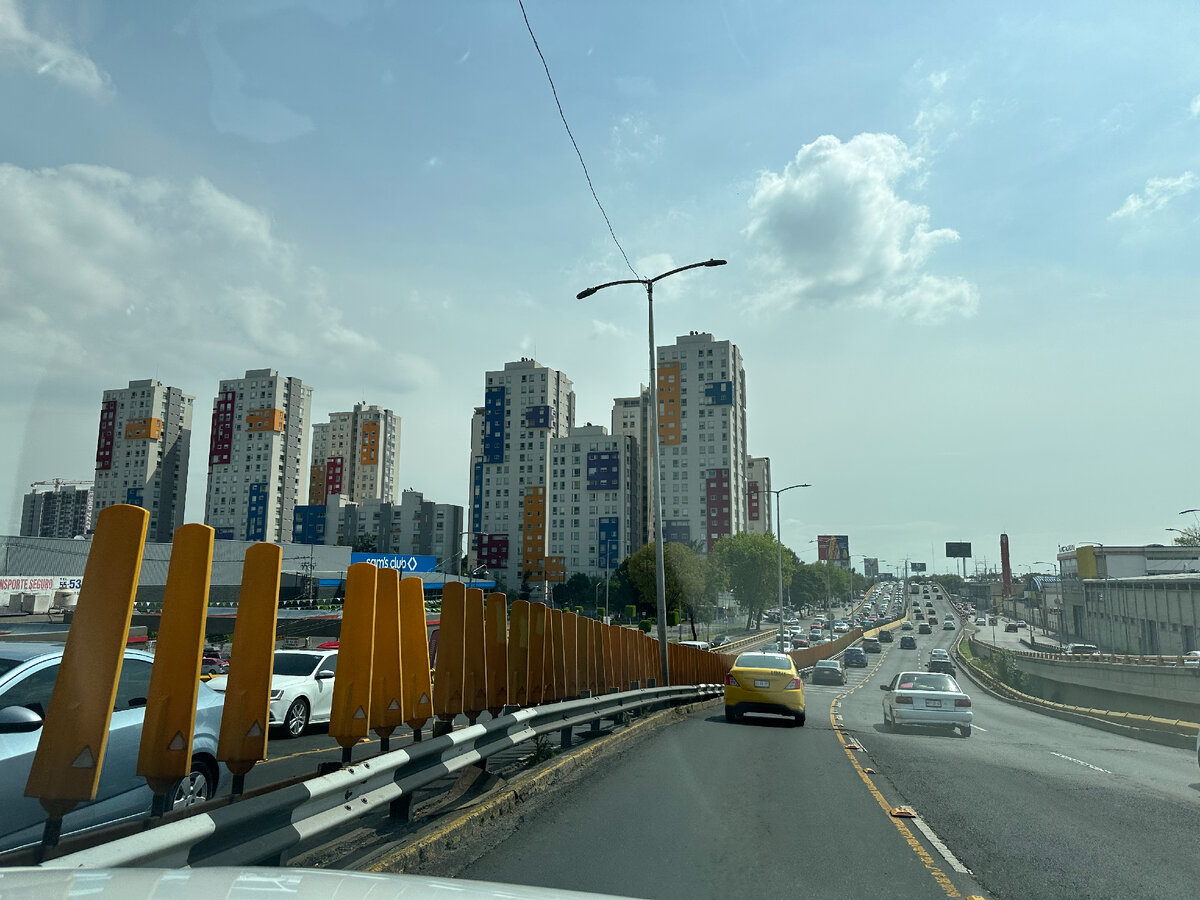 Вот так выглядят многоэтажные дома в Мексике)