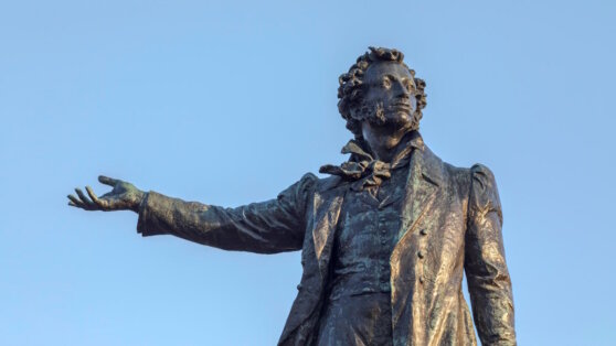    Какой сегодня праздник: 21 марта – Вceмиpный дeнь пoэзии Роман Захаров