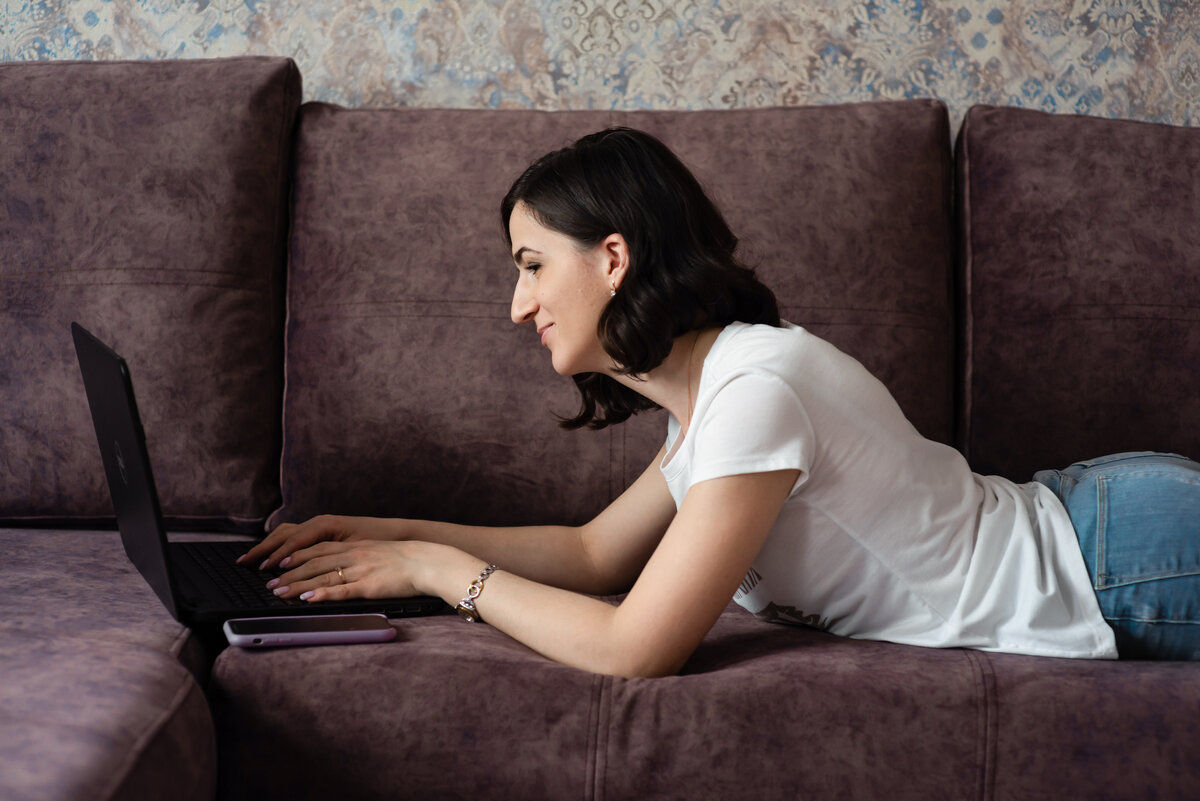 Работа лежа - полезнее для спины :)