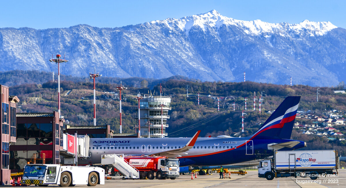 Небо, горы, самолёт. →