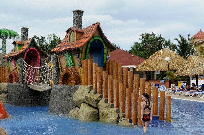 Для гостей всего комплекса Gran Bahia Principe вход бесплатный, да и народа не очень много