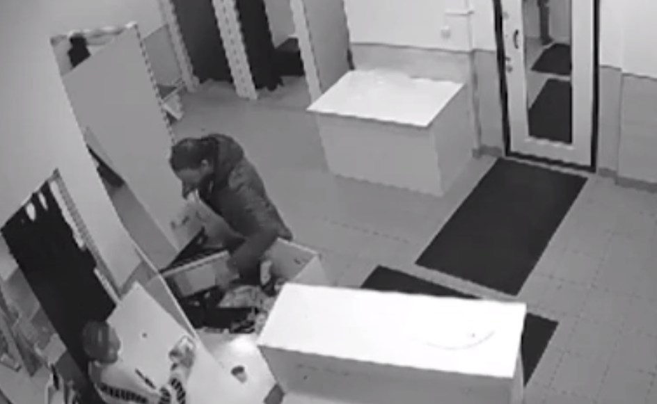 Пьяный устраивает скандал 