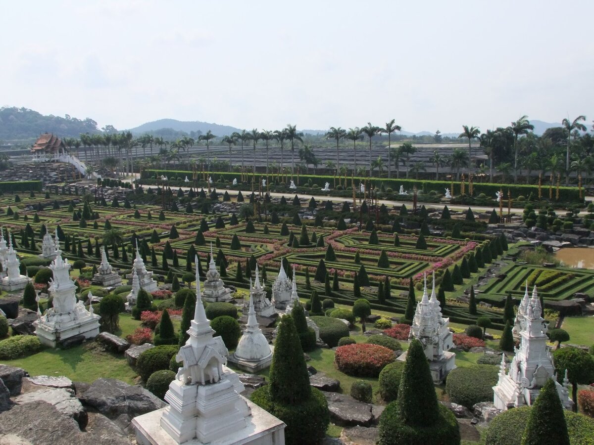 Прекрасный сад  Нонг Нуч.
   
