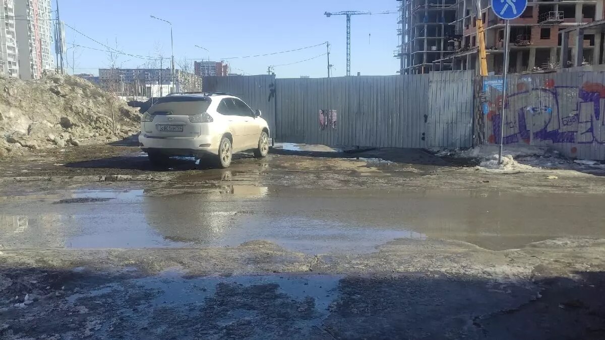     В соцсетях жители Челябинска высказали возмущение по поводу появления странного забора, который перегородил очищенную от снега пешеходную дорожку на перекрестке Университетской набережной и улицы Молодогвардейцев.