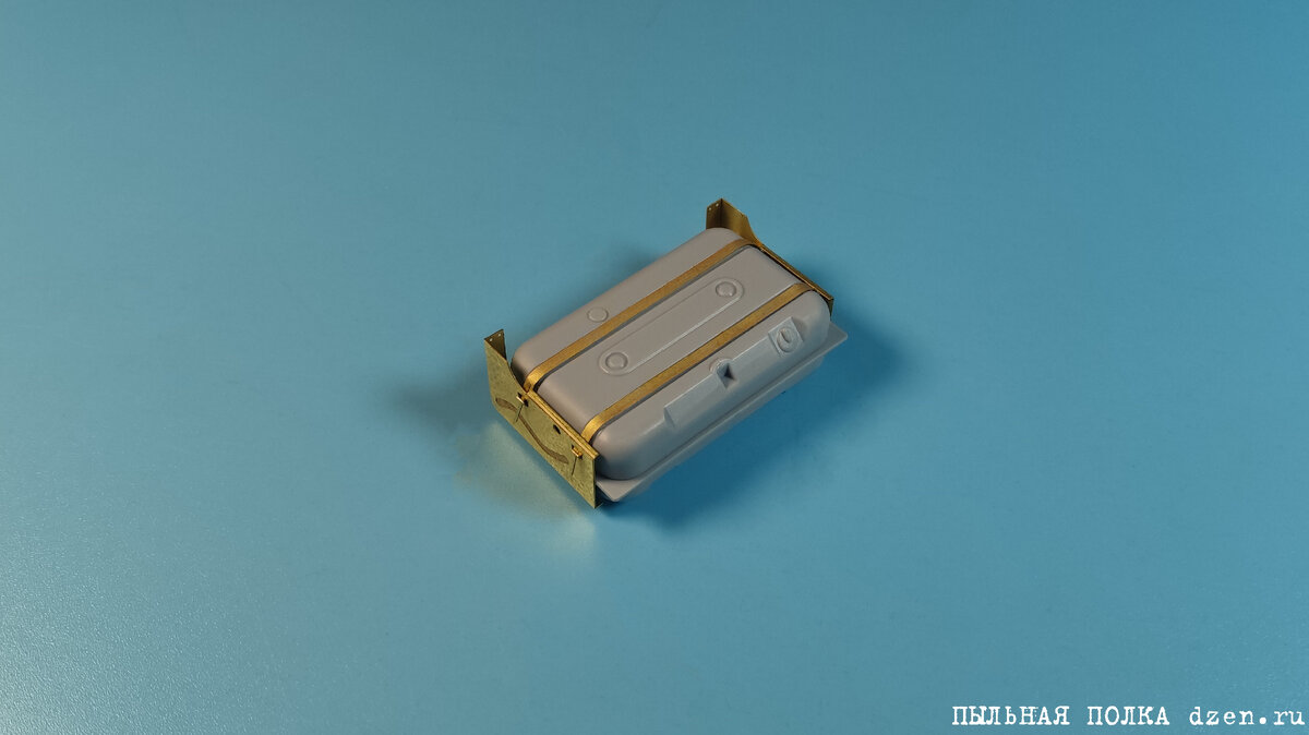 Доработанный с помощью фототравления Микродизайн МД 35558 бензобак ЗиЛ-130 1/35 AVD 3501. 