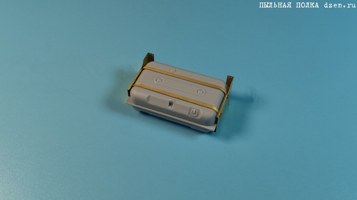 Доработанный с помощью фототравления Микродизайн МД 35558 бензобак ЗиЛ-130 1/35 AVD 3501. 