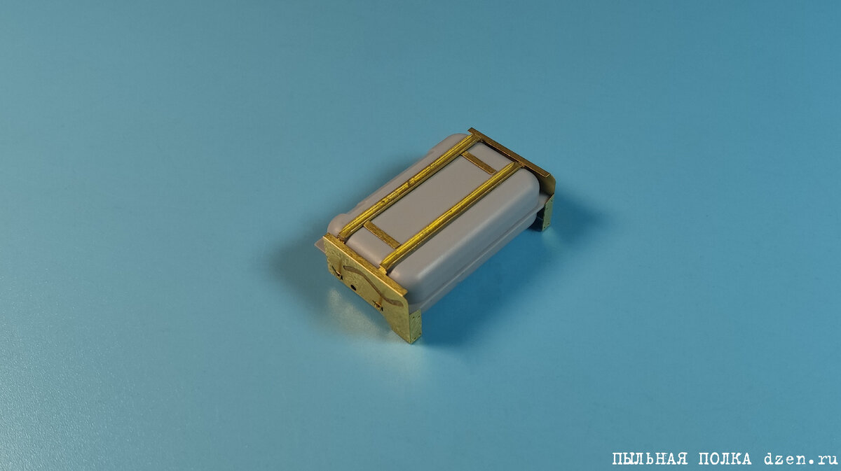 Доработанный с помощью фототравления Микродизайн МД 35558 бензобак ЗиЛ-130 1/35 AVD 3501. 