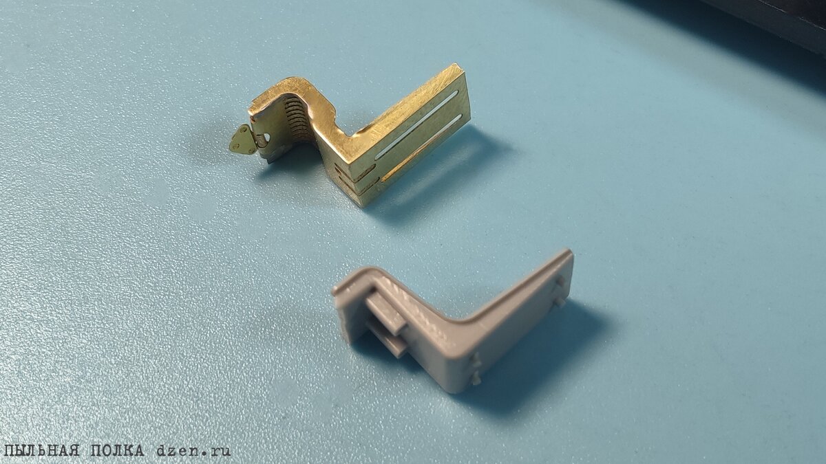 Крепления для запасного колеса Микродизайн МД 35558 и родное ЗиЛ-130 1/35 AVD 3501.