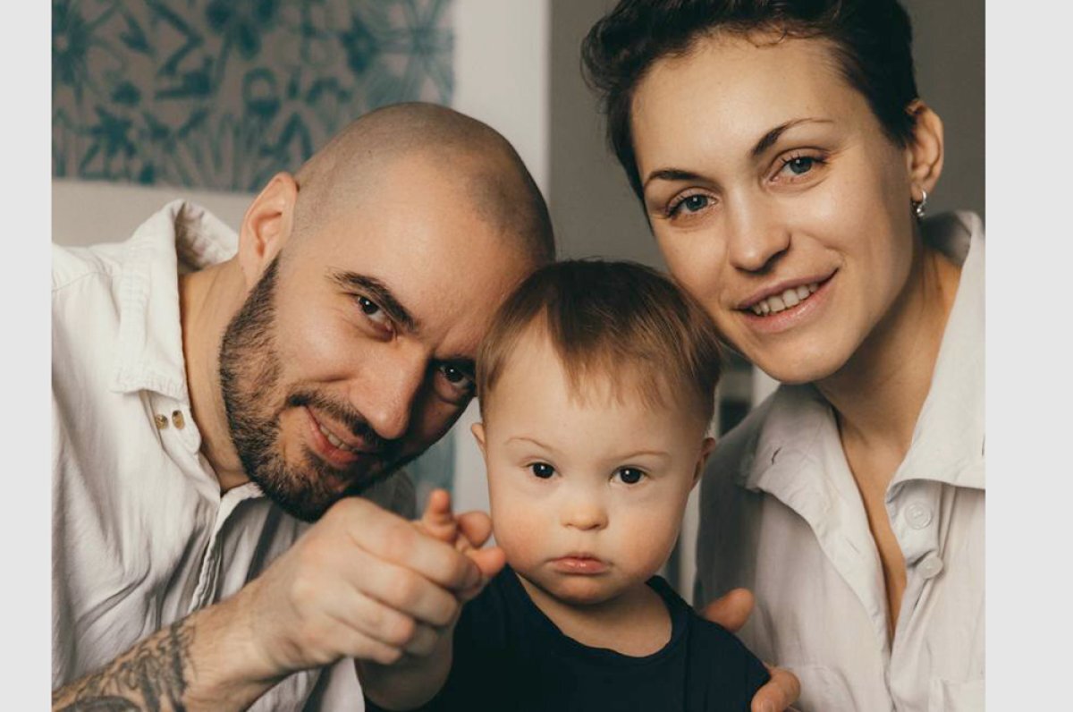    Красивая и счастливая семья Дедовых. Пете скоро исполнится три года.