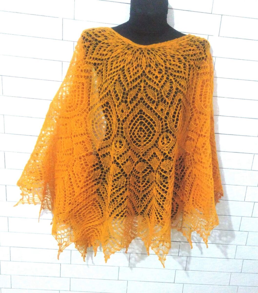 Граница весны и зимы. У меня в такое время всегда возникает желание связать что-то из аксессуаров. Летучее, невесомое, весеннее. И чаще всего это были шали. Как на этом фото- вязала из много и в разных цветах. 