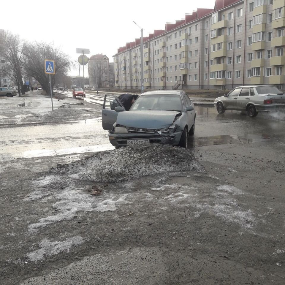 В Бийске двоих школьников едва не сбила летящая на тротуар машина | ТОЛК |  Дзен