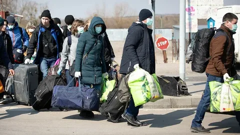 Пан выгнал с чемоданом": украинские гастарбайтеры бегут из Европы. Статьи Известий. 