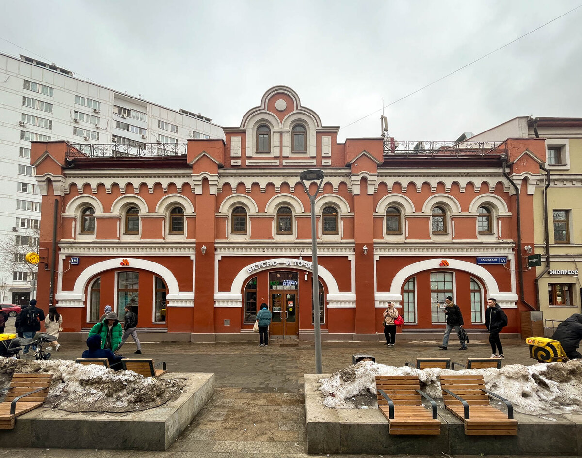 Ладожская улица, 1/2. В советские годы здесь располагался пивной бар, а позже чебуречная. Ныне - ресторан "Вкусно - и точка".