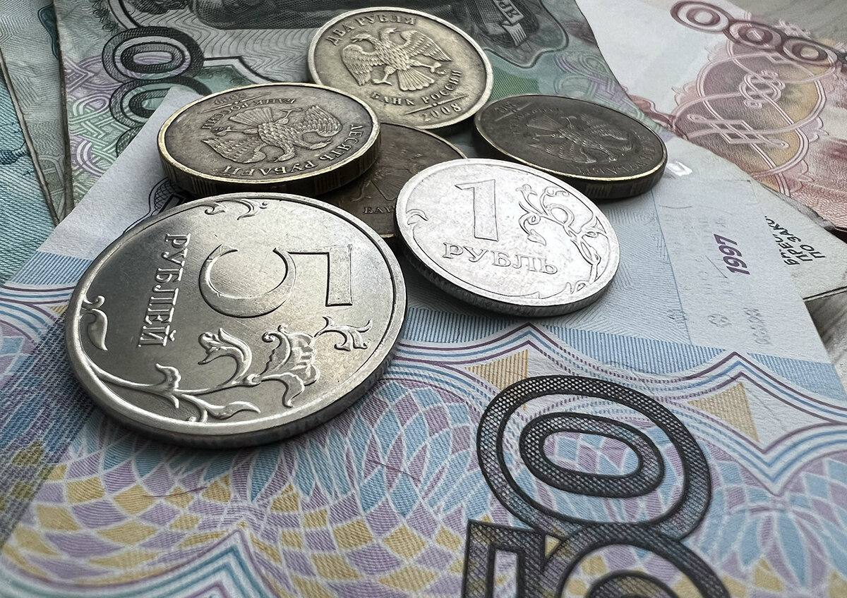    Финансовые аналитики оценили риски резкого обесценивания рубля