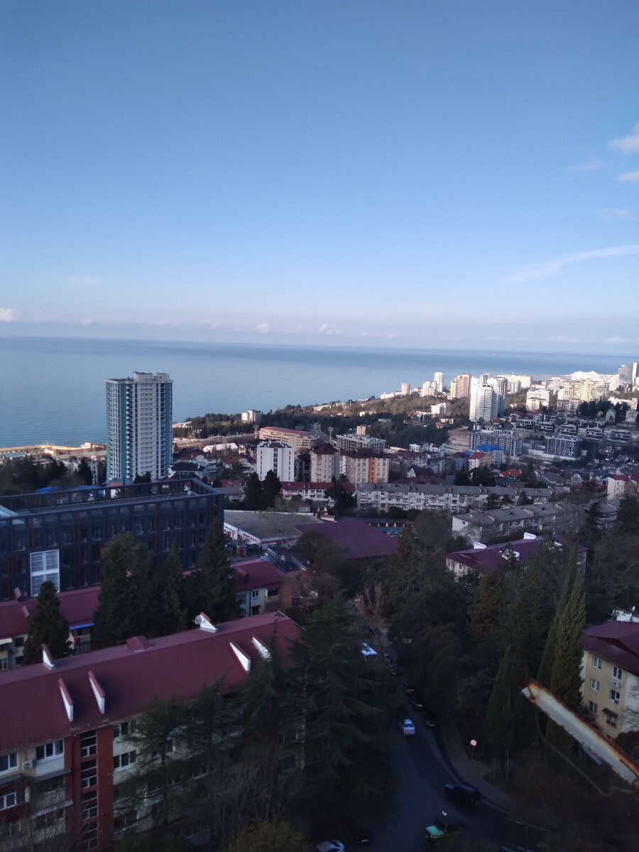 9:00 на часах,и солнышко освещает ,пока что только море.
