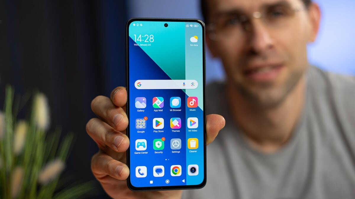    Умеренная стоимость не мешает смартфону выглядеть стильно и радовать AMOLED-дисплеем. Фото: phonearena.com