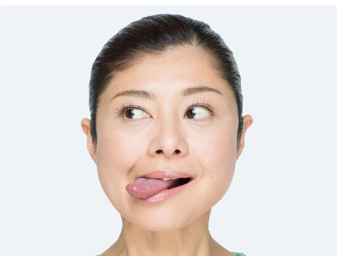 Язык влево, язык вправо - делаем 1 упражнение, чтобы подтянуть овал ...