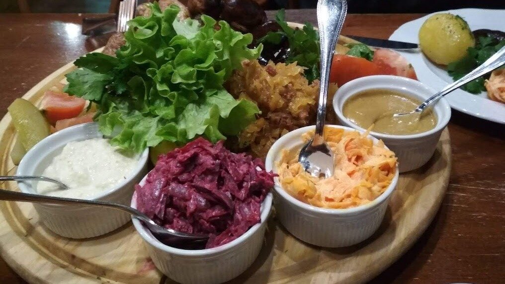 Подача салатов в ресторане г. Калининград