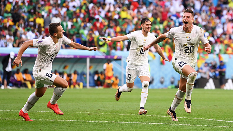    Сергей Милинкович-Савич празднует гол вместе с партнерами по сборной. Getty Images