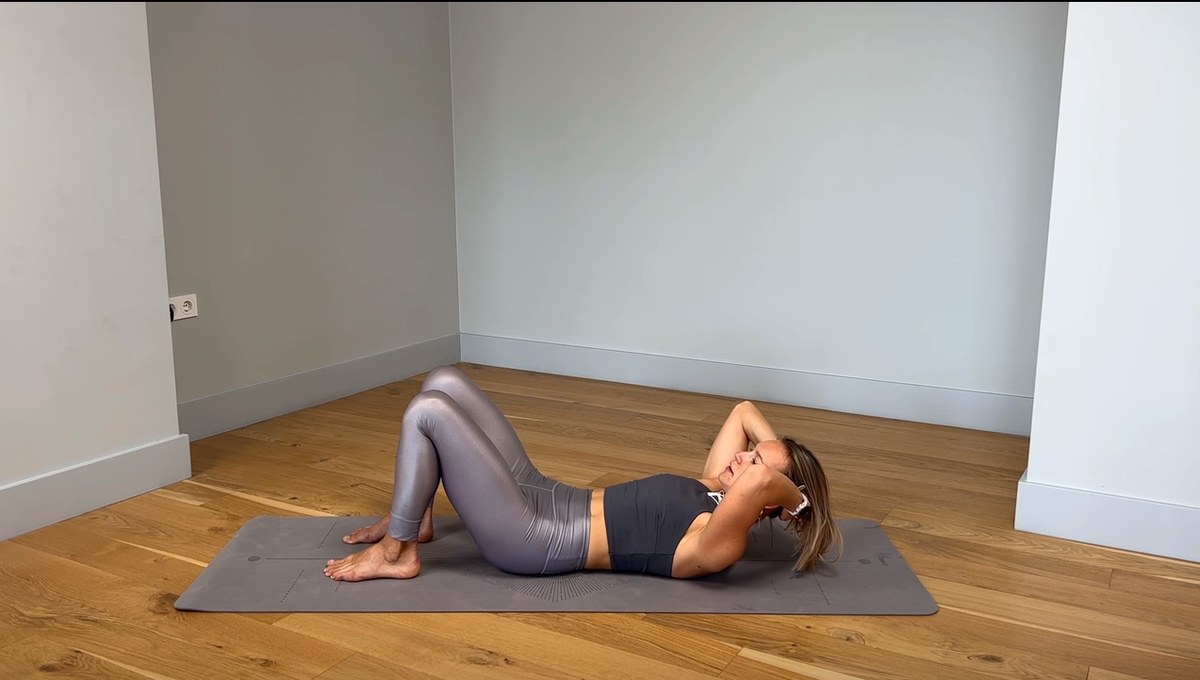 От пола отрываем только лопатки, а ступнями как бы толкаем коврик от себя