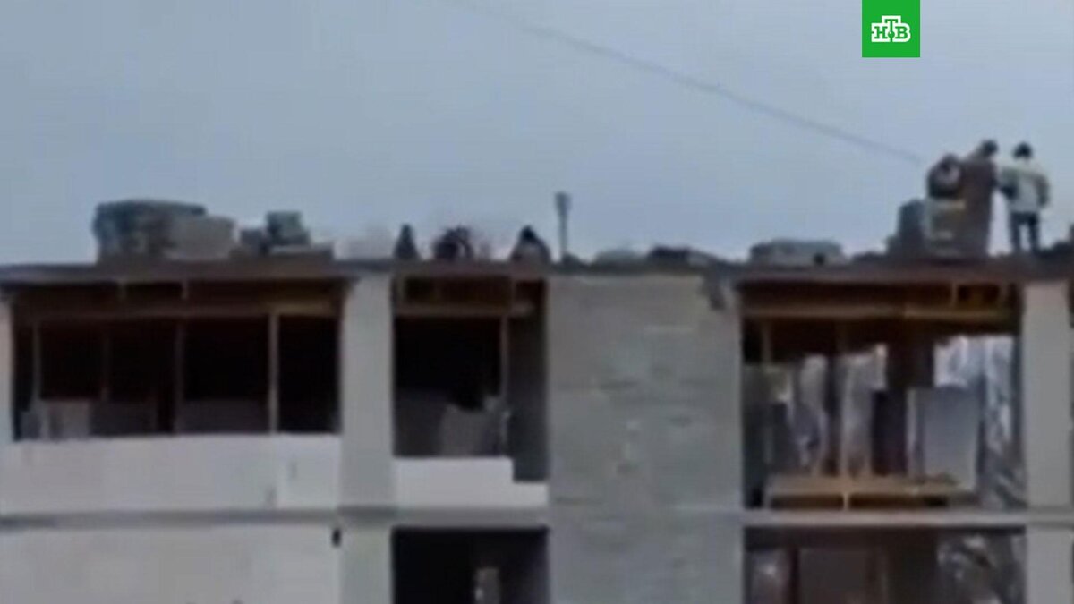    Украинские военкомы залезли на крышу, чтобы выдать повестки строителям