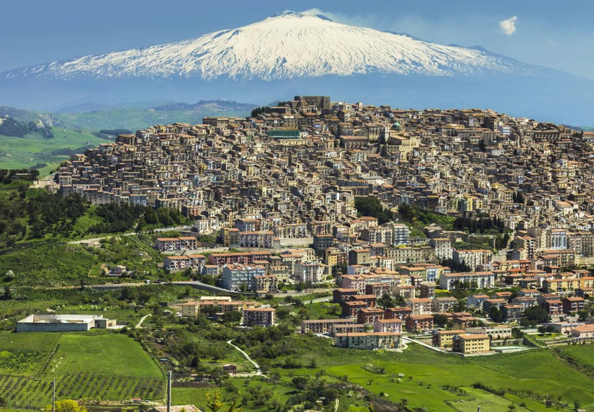 Это город Ганджи. В первой половине 20 века он считался крепостью итальянской мафии. Именно здесь в 1926 году мафиози держали 10-ти дневную оборону против фашистского режима Муссолини, который поставил своей целью уничтожить мафию на Сицилии.