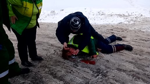 Помогаем мужчине с приступом эпилепсии до приезда скорой помощи. Январь 2022 года, г. Москва