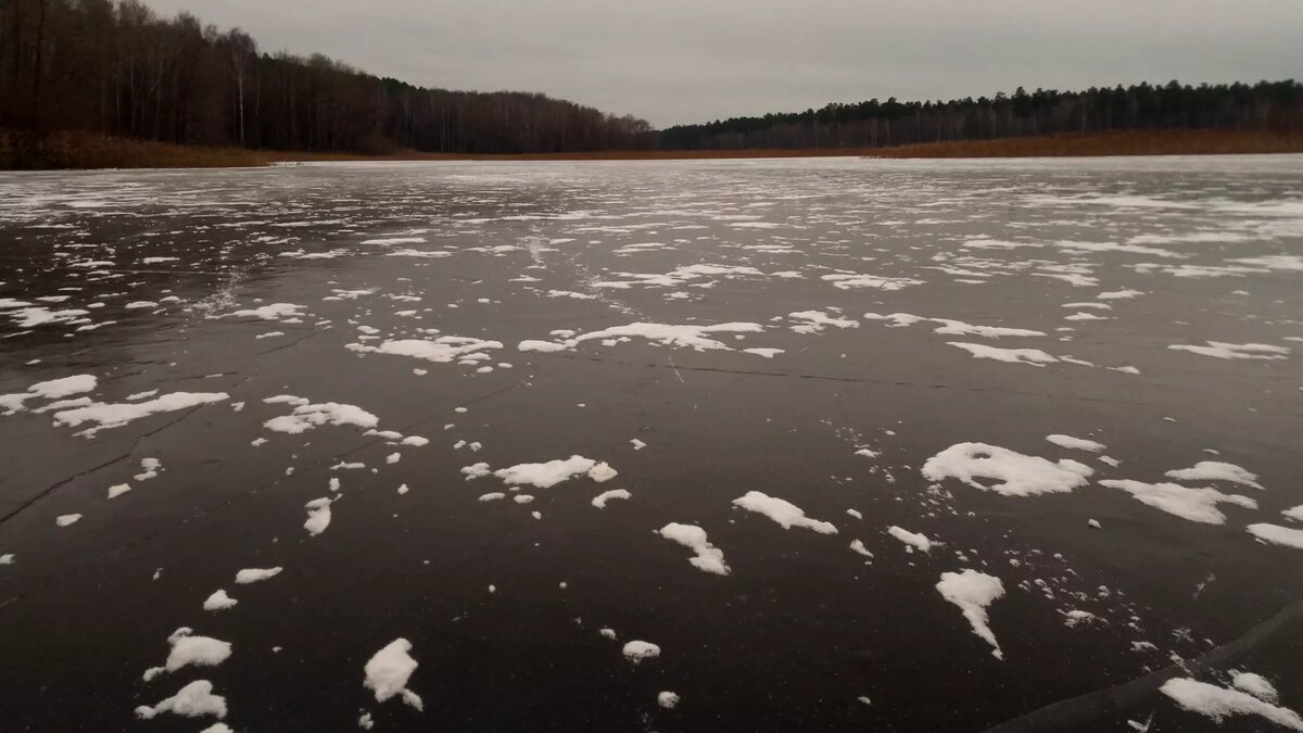     Сегодня уровень воды в реке составляет -59 сантиметров, аналогичный показатель отмечался и в прошлом году, его считали минимальным за всю историю измерений. При том, по среднему значению, даже сейчас, пока река скована льдом, уровень воды должен достигать 10 сантиметров.