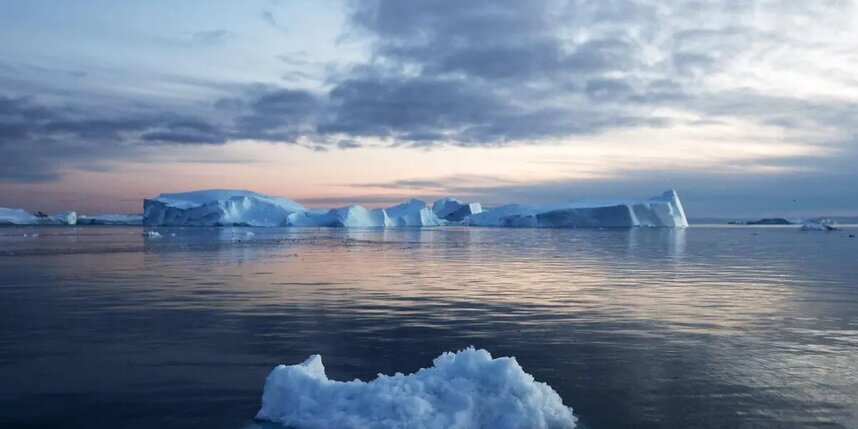    Летний арктический лёд.