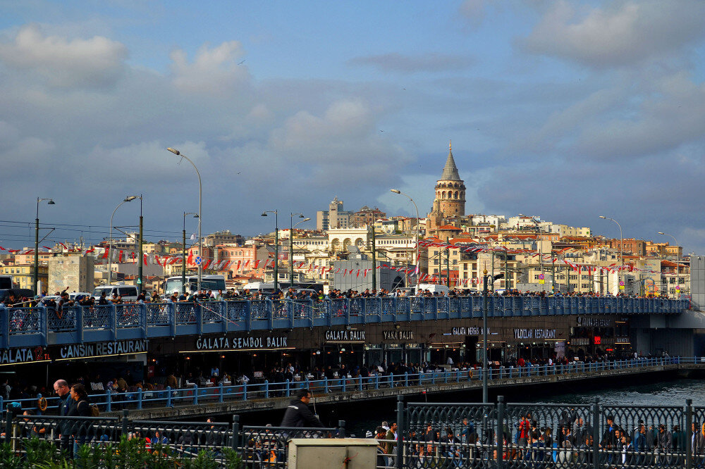 вид на Галатский мост и район Бейоглу