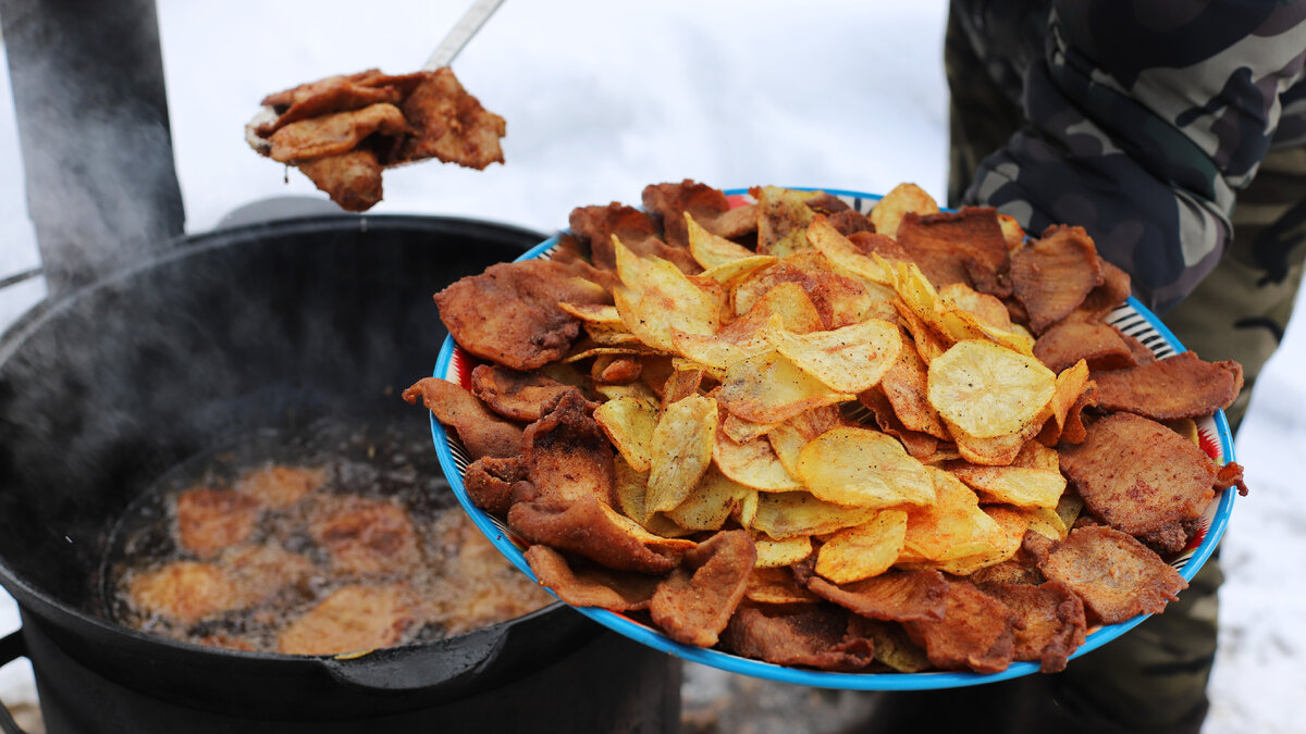 Чипсы из мяса и картофеля под пенное в казане на костре. | СЕНЯ В ДЕЛЕ |  Дзен