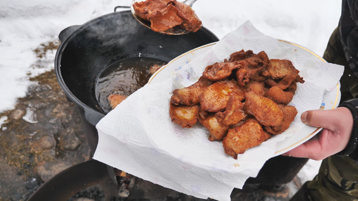 Чипсы из мяса и картофеля под пенное в казане на костре. | СЕНЯ В ДЕЛЕ |  Дзен