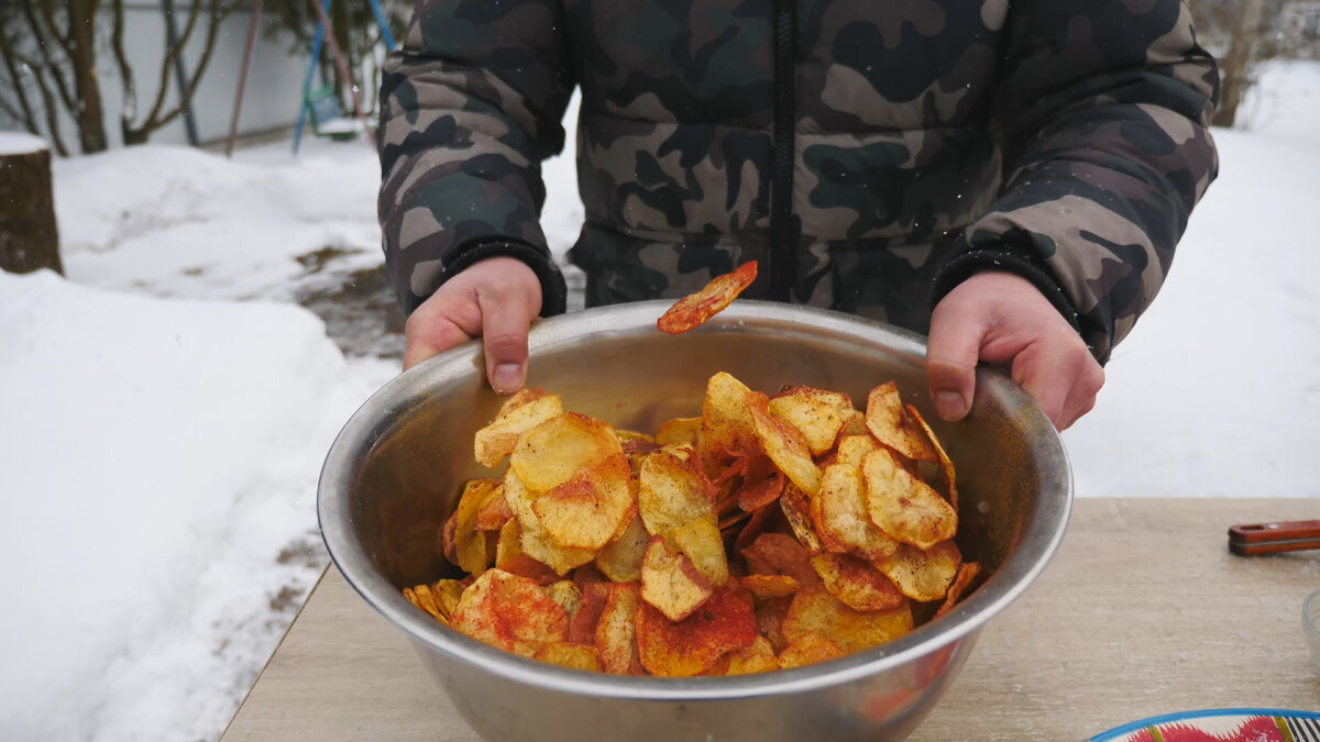 Чипсы из мяса и картофеля под пенное в казане на костре. | СЕНЯ В ДЕЛЕ |  Дзен