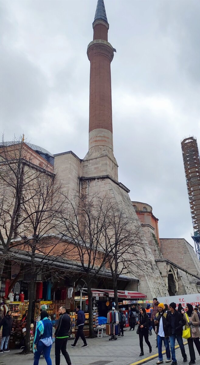 Один из минаретов у собора святой Софии, обратите внимание какое мощное основание 