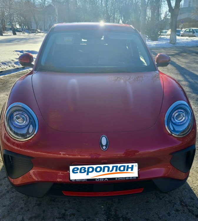 По сравнению с электрокаром Skywell, ORA 03 больше мне понравилась по ходовым параметрам. Во время тест-драйва особое внимание обратила на то, как машина отлично держит дорогу.