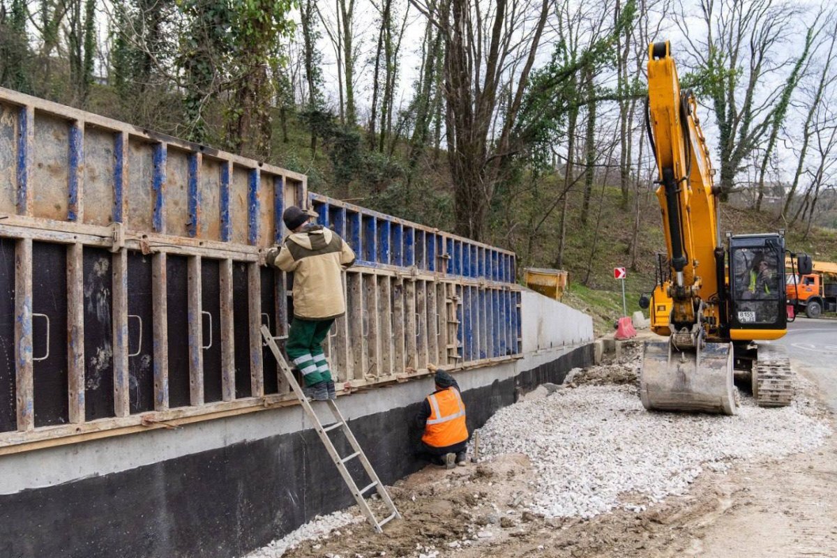    В Сочи заканчивается ремонт оползневого участка дороги в горной местности