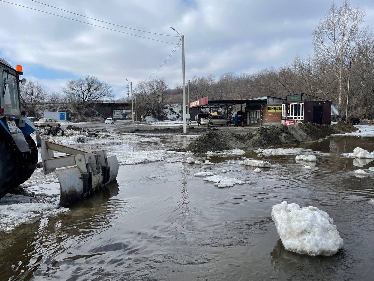 Бийские коммунальщики борются с талыми водами в подтопленном микрорайоне |  Банкфакс | Дзен