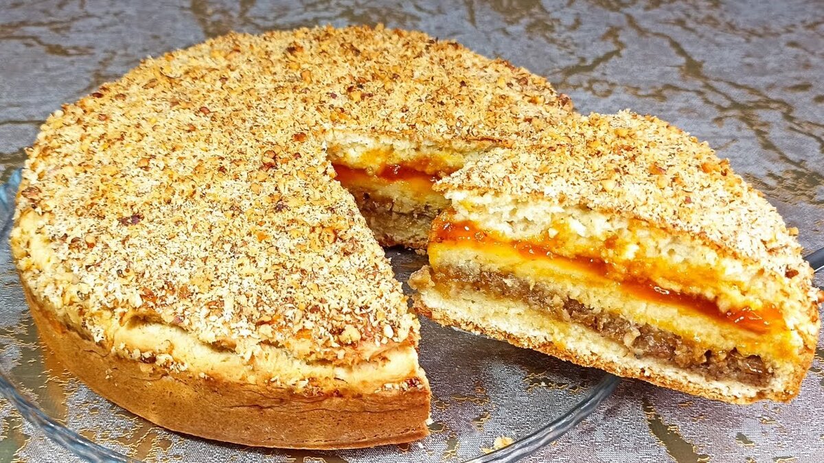 Быстрый пирог с орехами и изюмом