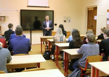    «С учителями надо советоваться». Школьные преподаватели протестуют против решения Минпросвещения сократить обществознание
