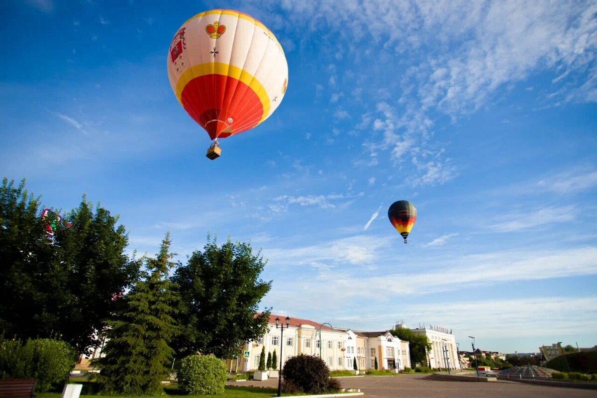 Пролетая над Дмитровом, вы увидите золотые купола соборов, исторические здания, белокаменные монастырские стены, шпили Успенского монастыря, бескрайние поля и едва различимую с неба реку Яхрому. А поднявшись над Истрой — панораму Ново-Иерусалимского монастыря. Источник: Aerowaltz / Яндекс Карты