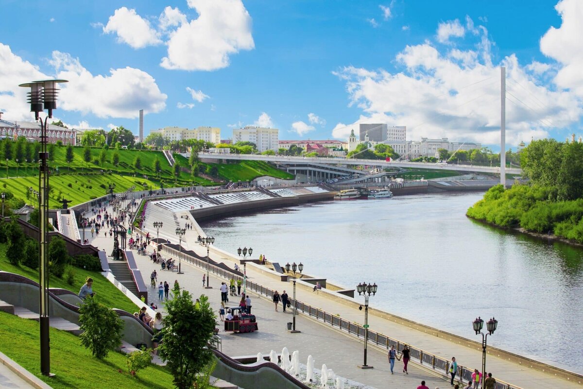 Набережная реки Тура является одной из главных достопримечательностей города Тюмени и прогулочных зон для гостей и жителей города